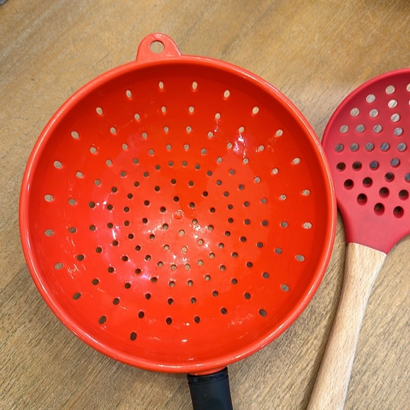 Two colander strainer kitchen tools. - Picture 2 of 13